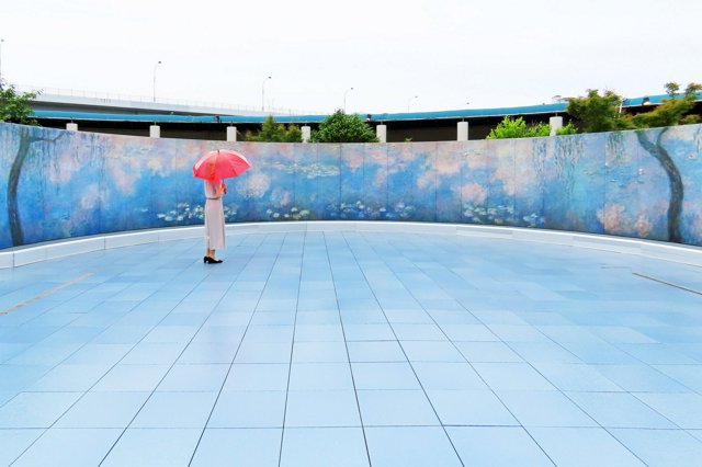 陶板で再現したモネの大作「大睡蓮」のそばの池でスイレンが見頃 [徳島