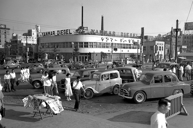 朝日新聞写真館 since1904）駅前 人も通りも、移ろうにぎわい