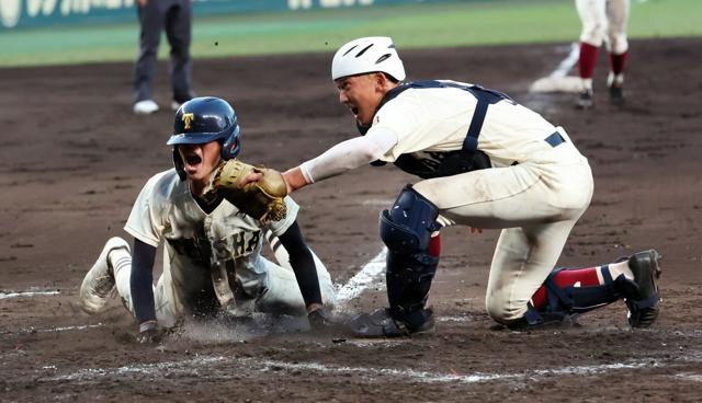 早稲田実が秘策「内野手5人シフト」 九回裏、絶体絶命の場面しのぐ