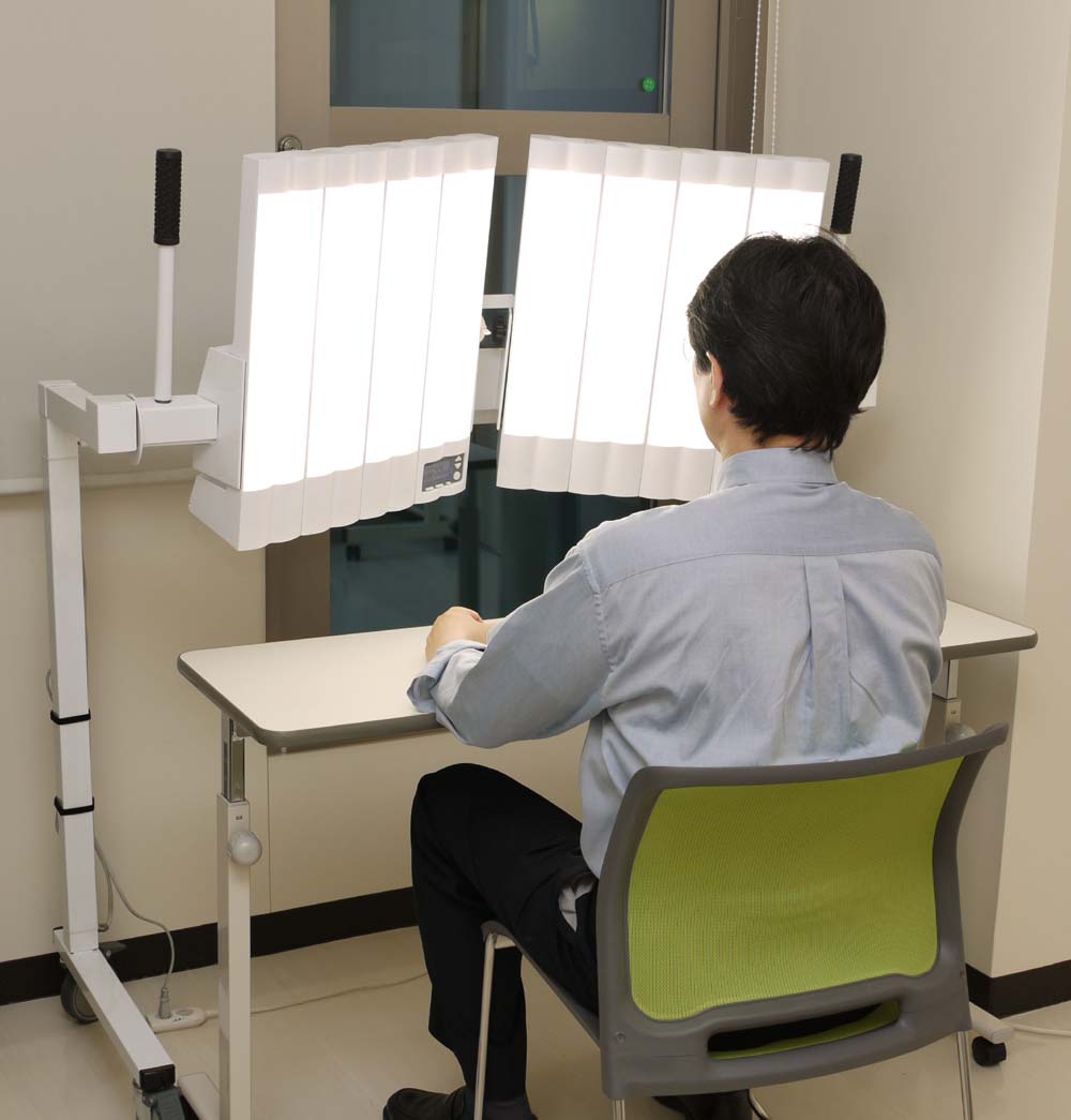 冬季うつ病」好天＆暖冬で遅れ、これから本格化！？ 光療法器具の