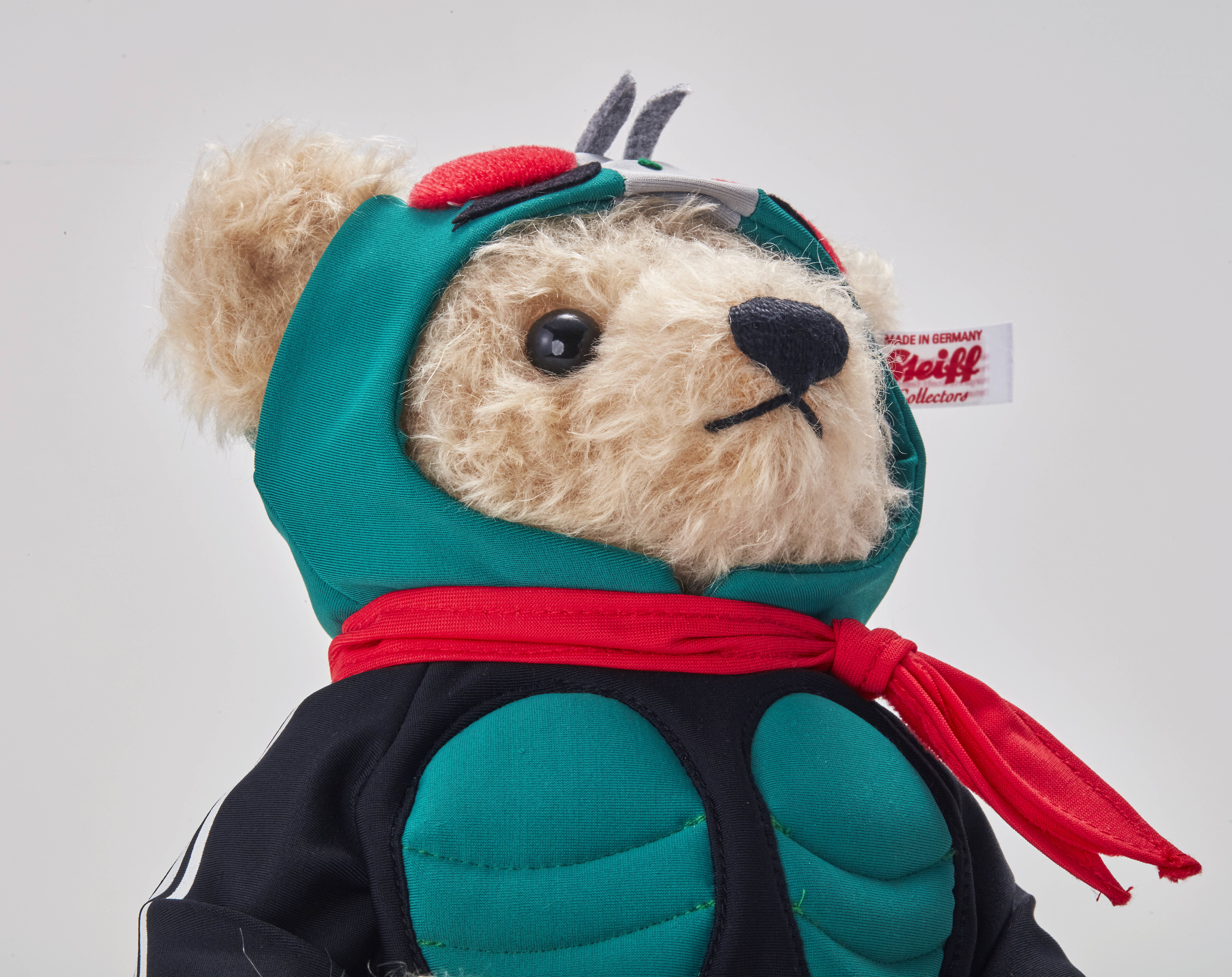 仮面ライダー1号」がキュートなテディベアに変身！ 老舗ブランド