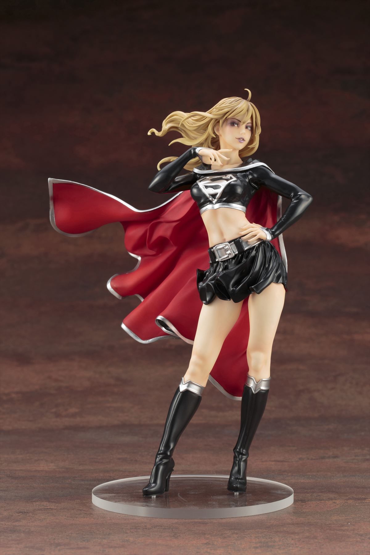 彼女の善と悪の魂が引き裂かれることで生まれた 「ダークスーパー