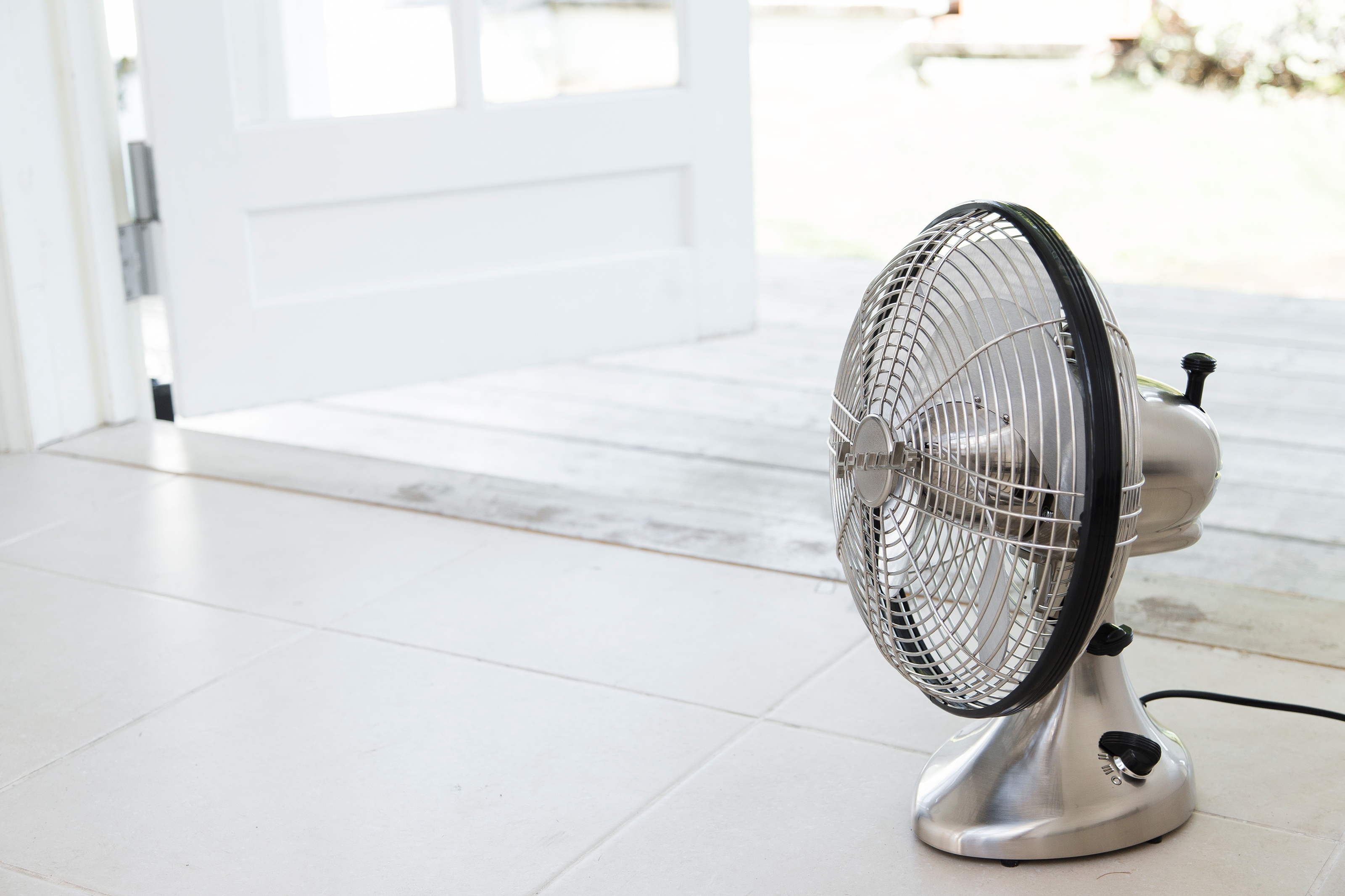 羽根まで優美なオールメタルの卓上扇風機 “VORNADO”(ボルネード