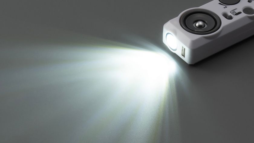 手回し充電を廃止した「防災セットに入れておくと便利な 『ミニラジオ