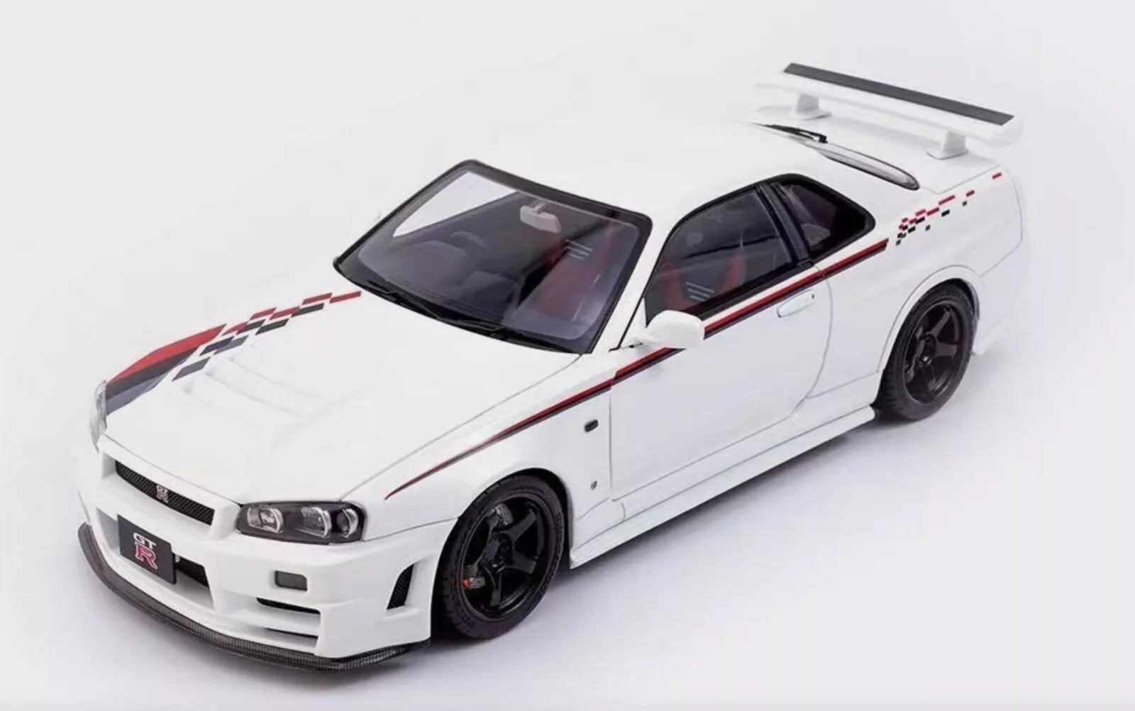 Motorhelix 1:18 Nissan Skyline GT-R (R34) CRS Nismo Pearl White