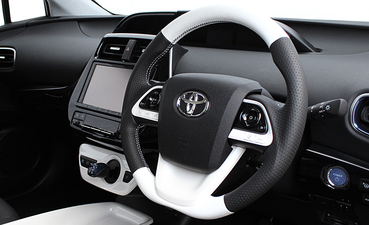 プリウス50系用プレミアムDライン・レザーステアリング REAL(レアル