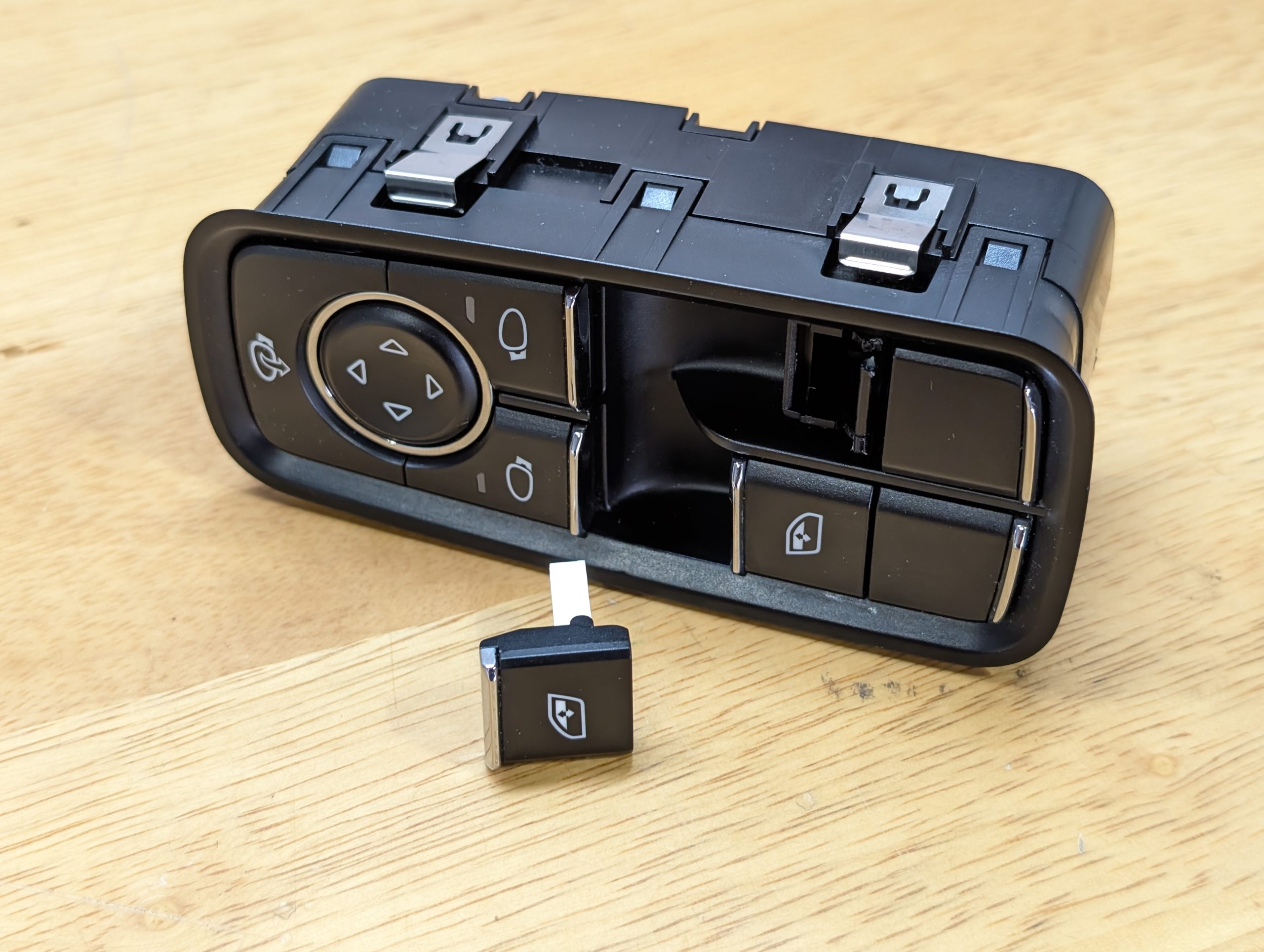 よくあるポルシェ981・718・991のガラス開閉スイッチ破損！