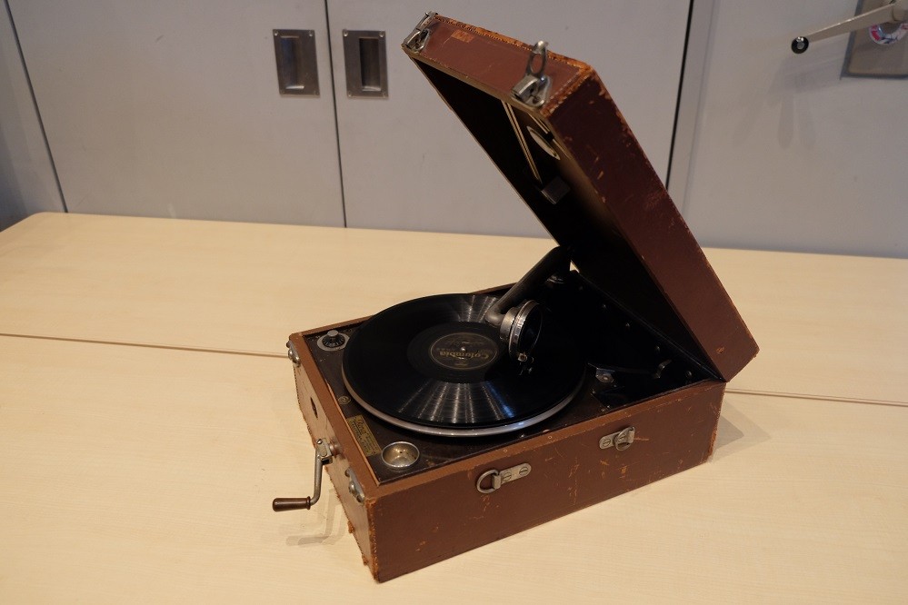 トランク型ポータブル蓄音機｜蓄音機ギャラリーへ｜施設・設備