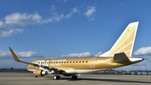 黄金色のエンブラエル、名古屋に降り立つ 写真特集・FDAのゴールド9