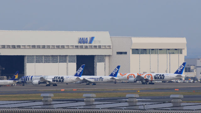 ANA、スター・ウォーズ塗装3機が勢揃い BB-8も羽田到着