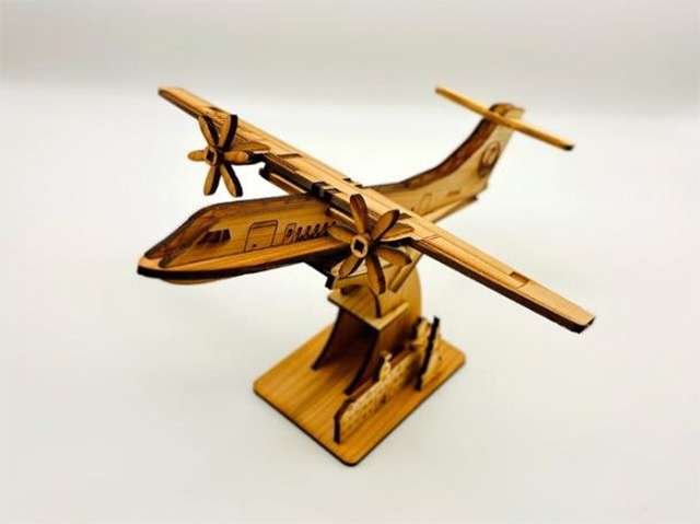 JALとHAC、道産木材製ATR42モデルプレーン