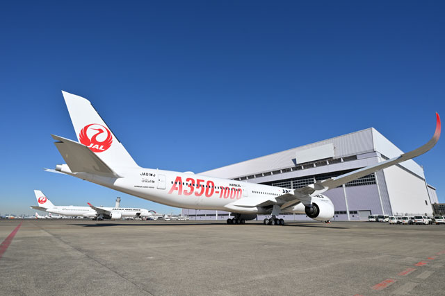 JAL A350-1000、ロゴ入り初号機と真っ白2号機並ぶ 24日NY就航