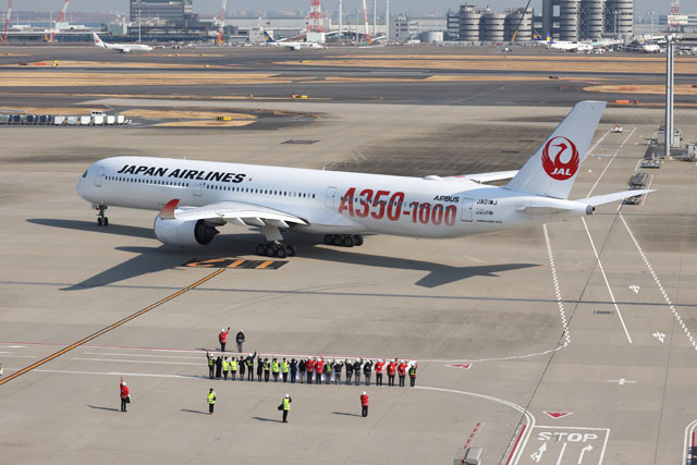 JAL、A350-1000が就航1周年 初便と同じNY行きで記念品