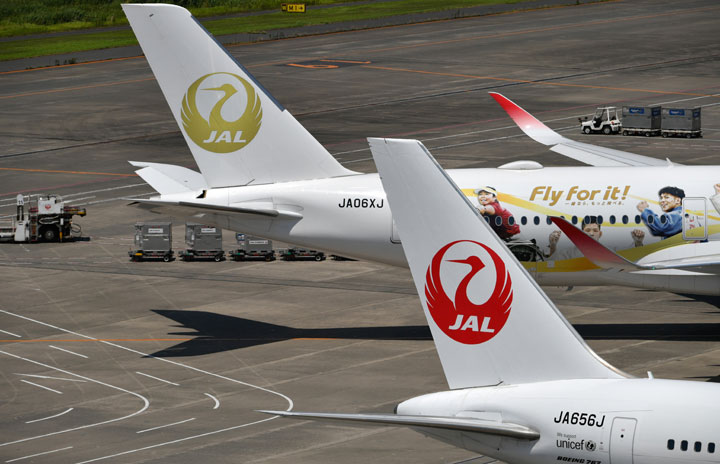 金の鶴丸ロゴA350、コンテナも金色 写真特集・みんなのJAL2020ジェット