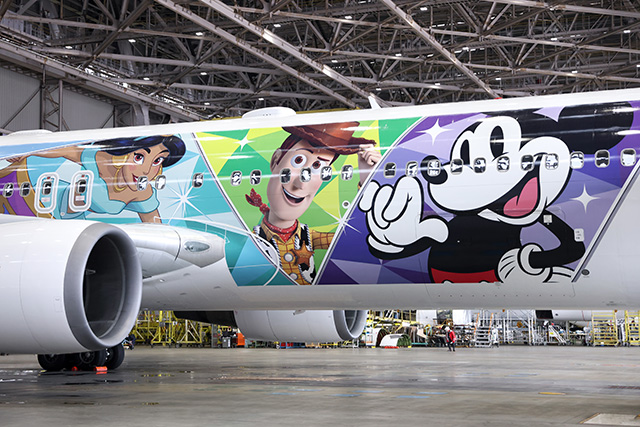 JAL、ディズニー設立100周年のデカール機公開