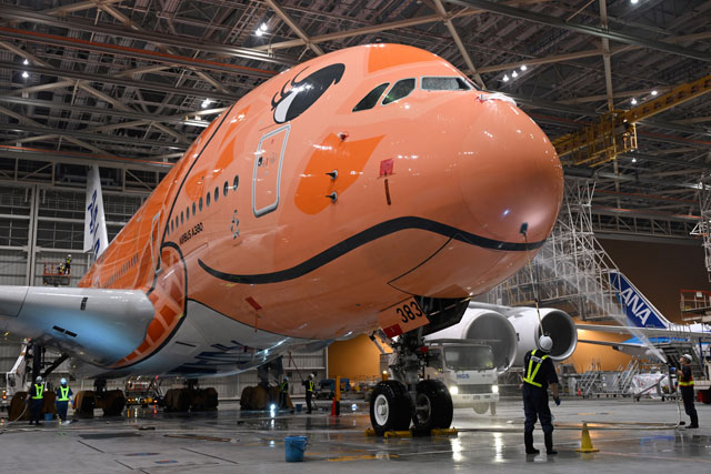 ANAのA380、オレンジ3号機初の機体洗浄 10/20就航前に2年の汚れ落とす