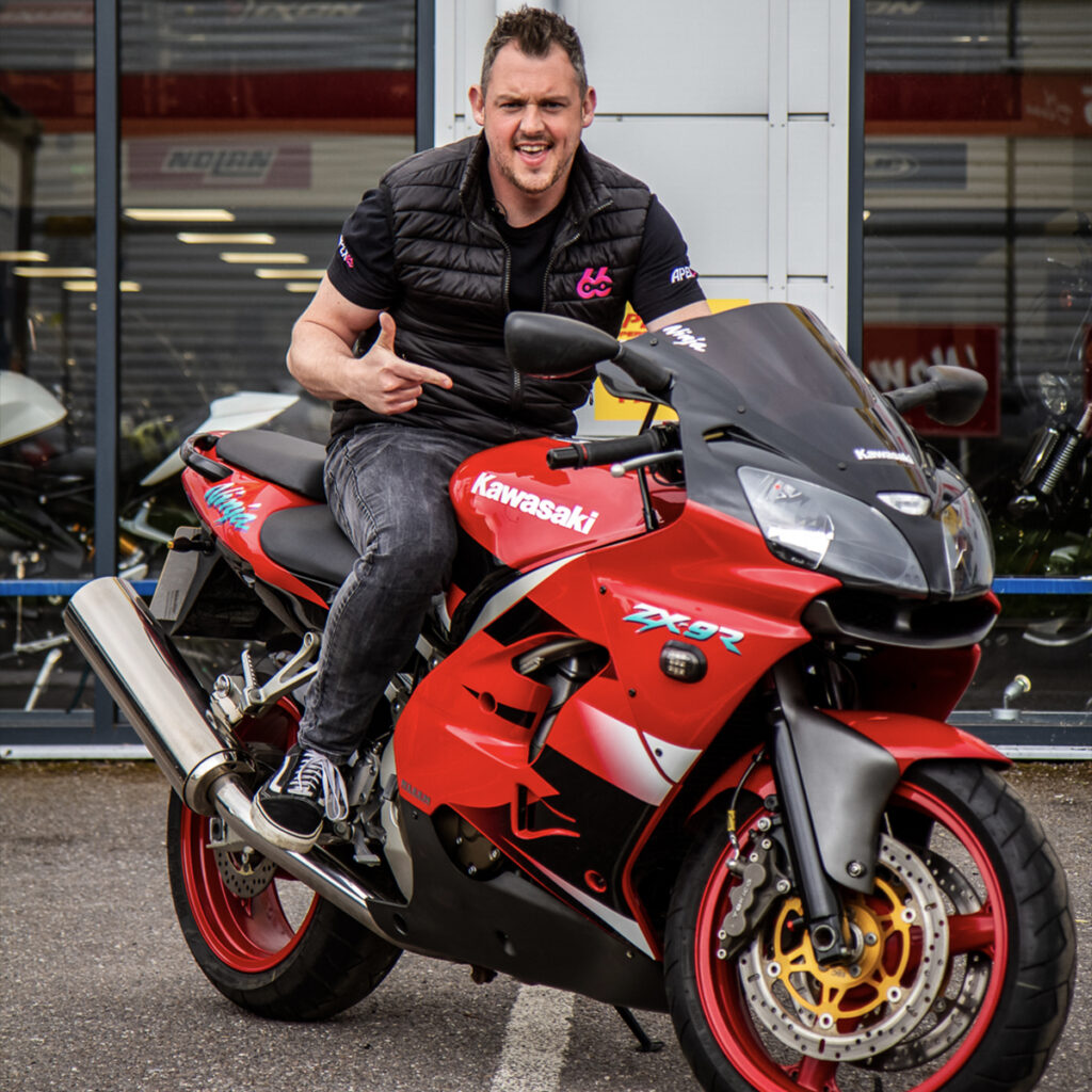 Kawasaki ZX-9R E1 - Apex 66