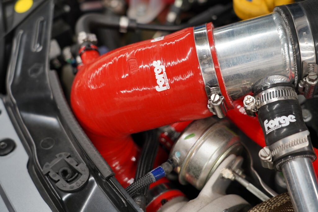 ABARTH695リヴァーレにForgeシリコンインテークホース | A PIT AUTOBACS