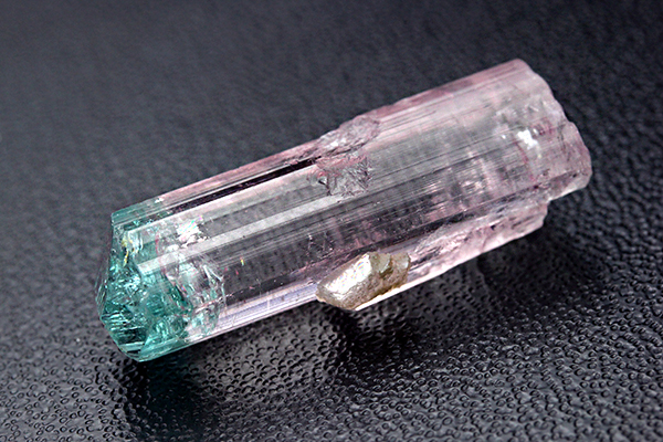 特選品】アフガニスタン産バイカラーブルーキャップトルマリン結晶-025