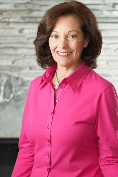 Feeding the Pigeons Lladro - 01005428 - Women Lladro Figurines