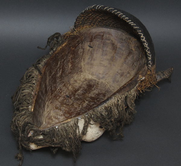 呪術師の仮面<アフリカの仮面(木彫り)：アフリカ雑貨アザライ