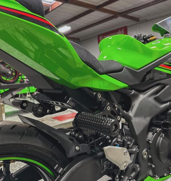 ZX4R 好きなポジションに設定できるアルミサブケージ｜AxxL