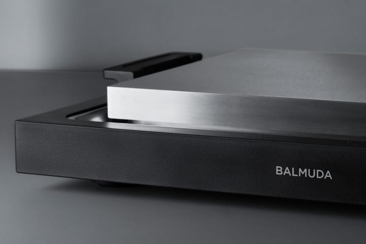 自宅でライブキッチンを実現する ホットプレート「BALMUDA The Plate