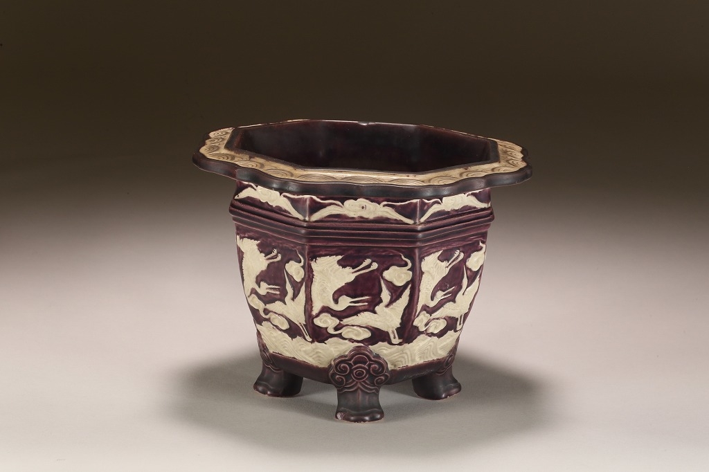 紀州御庭焼 紫紺釉輪花縁波鶴貼花紋八角 | 雨竹亭オンラインショップ