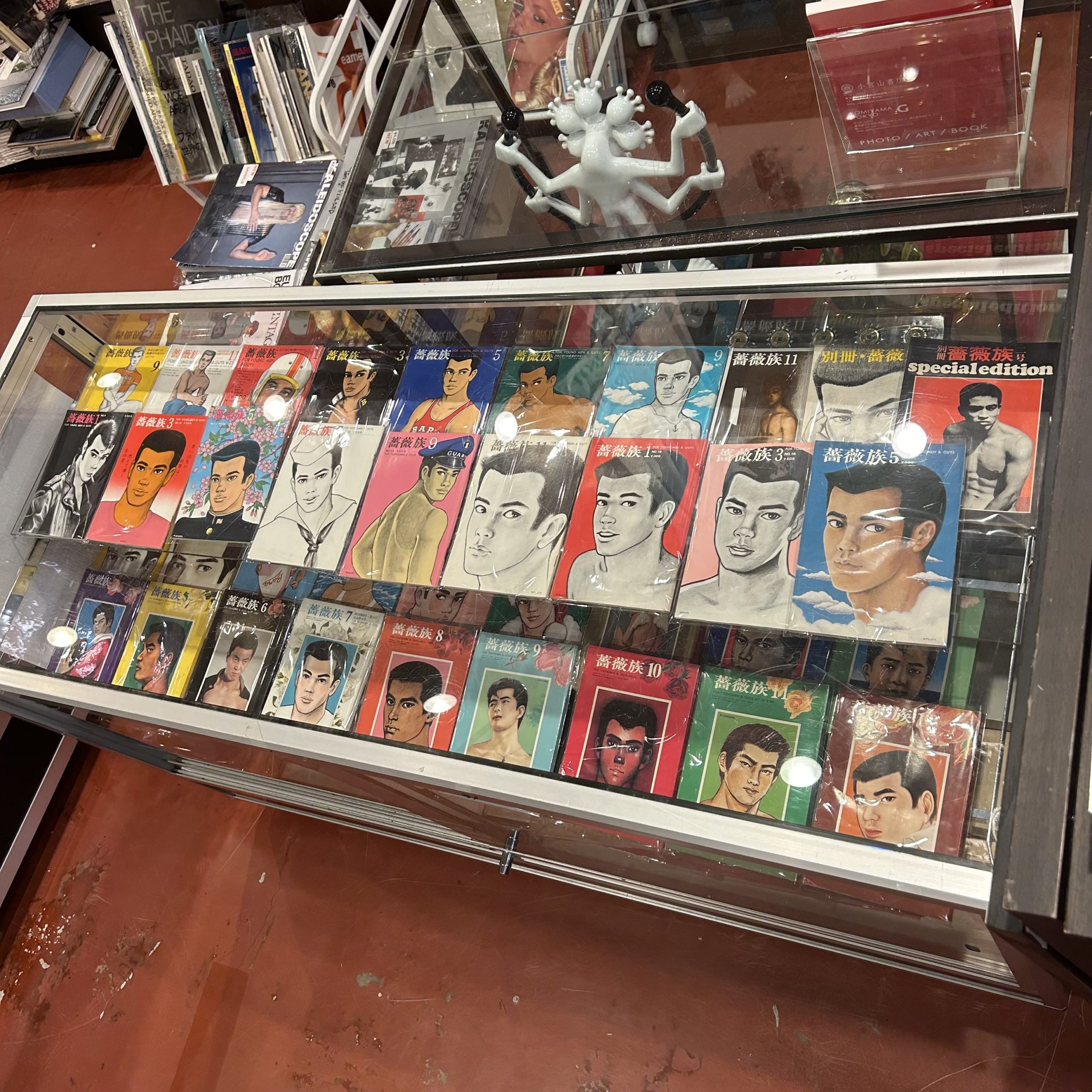 小宮山書店3Fにて雑誌「薔薇族」のバックナンバーを展示しております