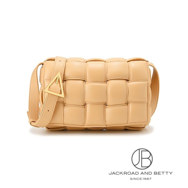 パデット カセット ショルダーバッグ アーモンド ベージュ[591970