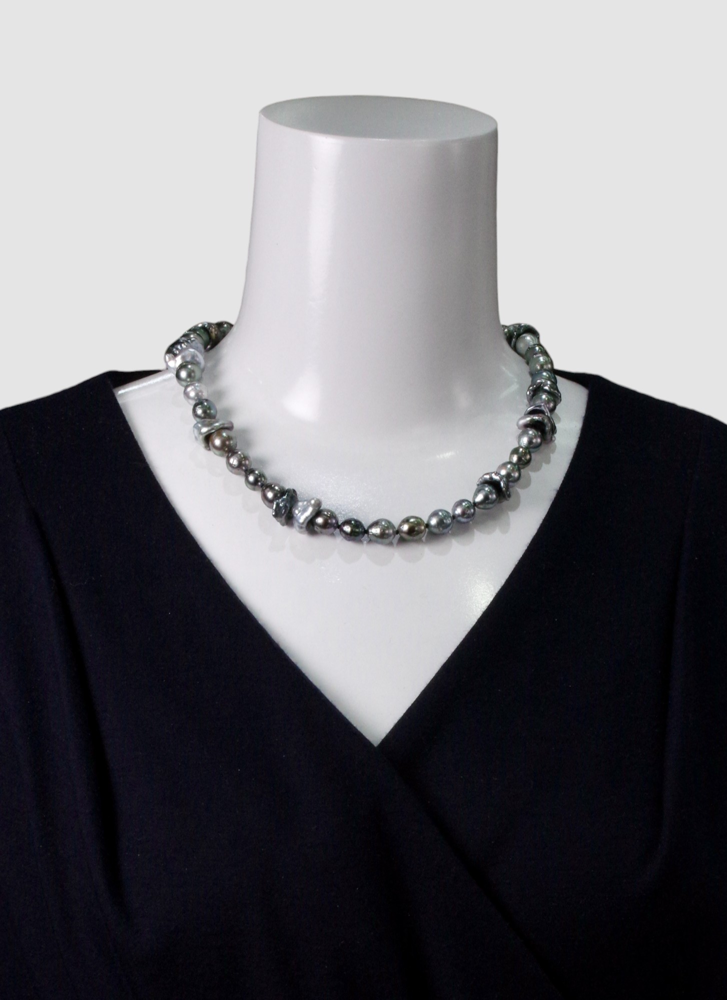 黒蝶バロックパール×ケシパールネックレス｜個性と上品さを併せ持つ