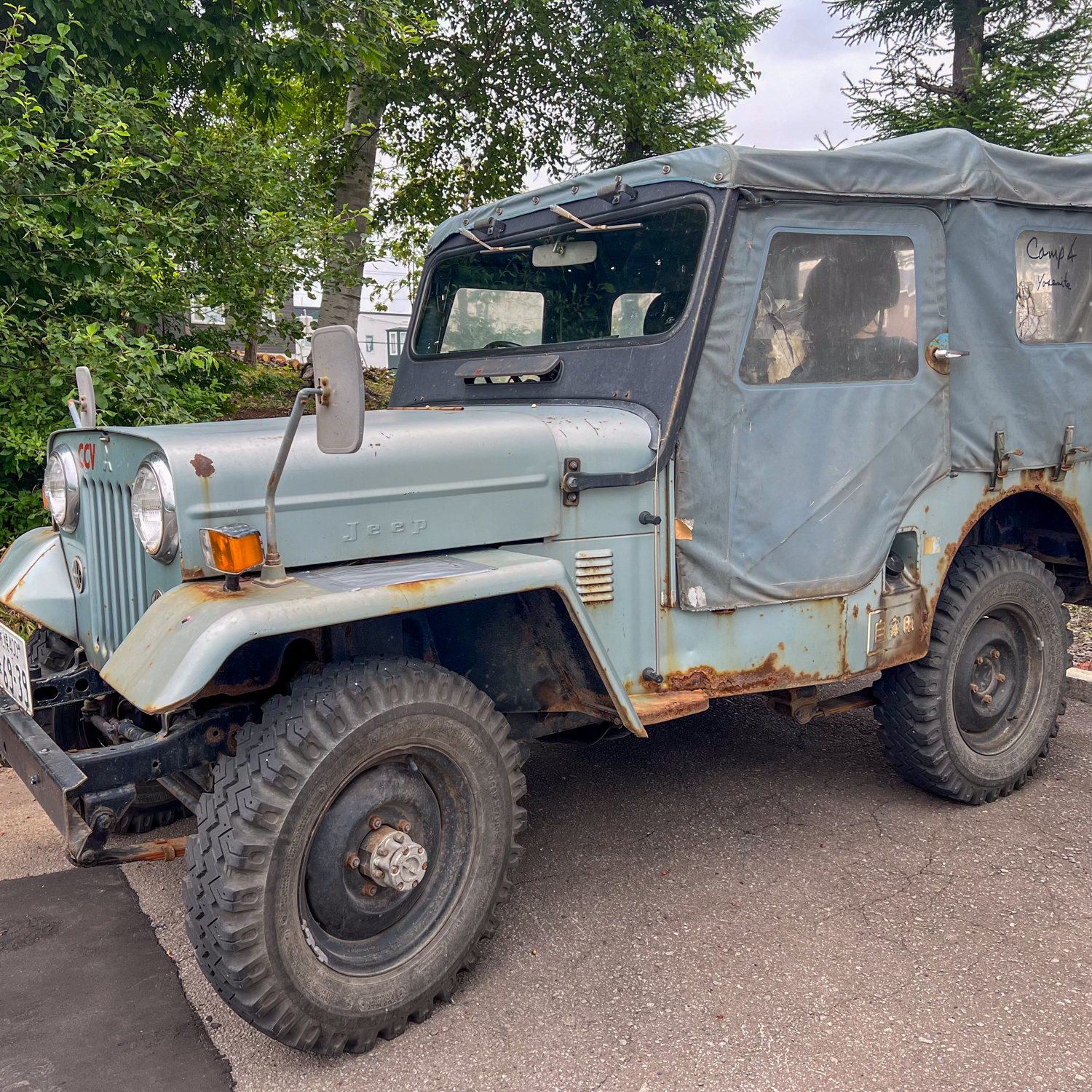 レトロな三菱・ジープで車中泊を楽しむ！季節に合わせた対策もご紹介