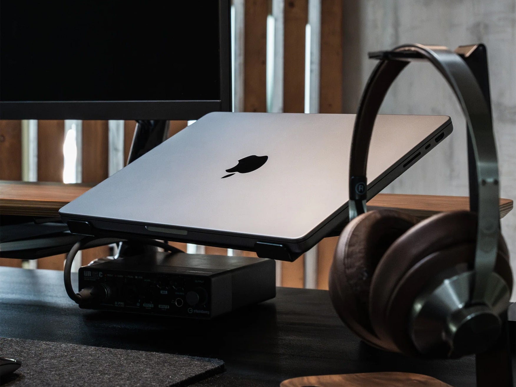 Laptop Riser – Functionality for your Desk Setup | BALOLO
