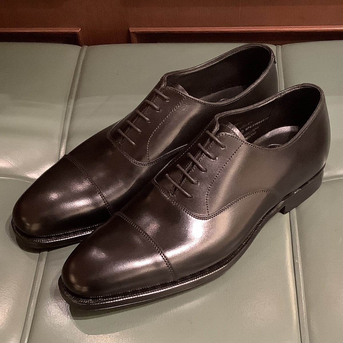 クロケット&ジョーンズを代表する定番ストレートチップのオードリー