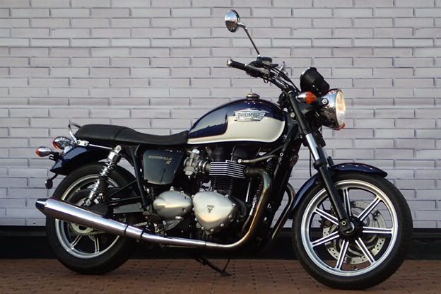 バイク館武蔵村山店 新入荷情報！重厚感溢れるクルーザー！［スズキ