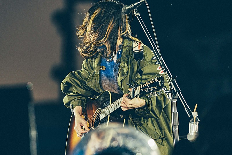 あいみょん、阪神甲子園球場での弾き語りワンマンのライブレポ到着