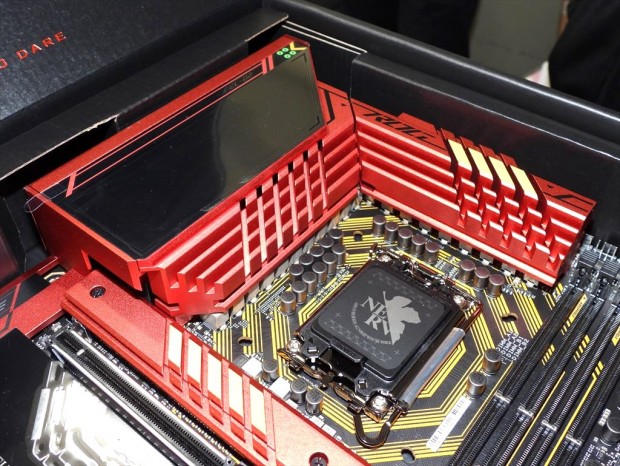 お待ちかね、誤植修正版のEVA2号機コラボマザー「ROG MAXIMUS Z790
