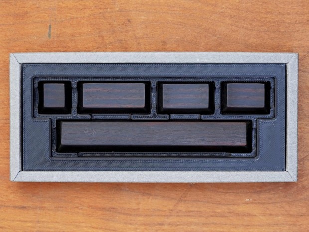 本体以上のプレミアム価格。高級木材の「縞黒檀」やアルミ素材を使用