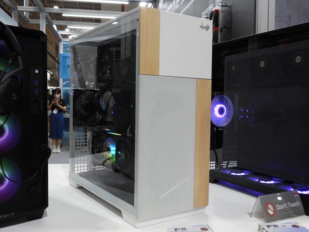 COMPUTEX：In Win本命「300番」の流れをくむミドルタワーPCケース「F5