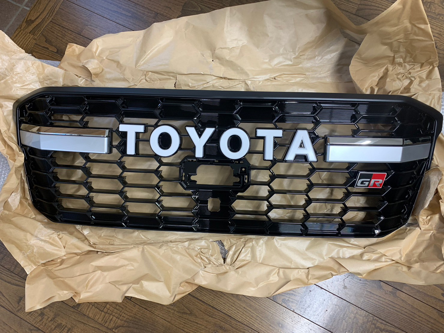 トヨタ ランドクルーザー300ZXのグリルをGRグリルに交換