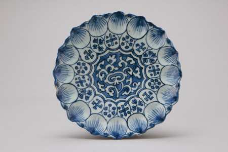 青花霊芝文蓮弁形盤 せいか れいしもん れんべんがたばん – 石井