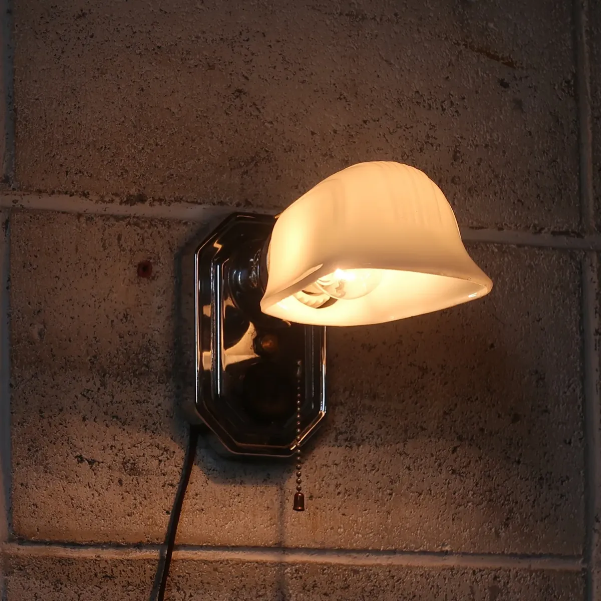 アンティーク ミルクガラス ブラケットランプ ｜ glow ANTIQUES