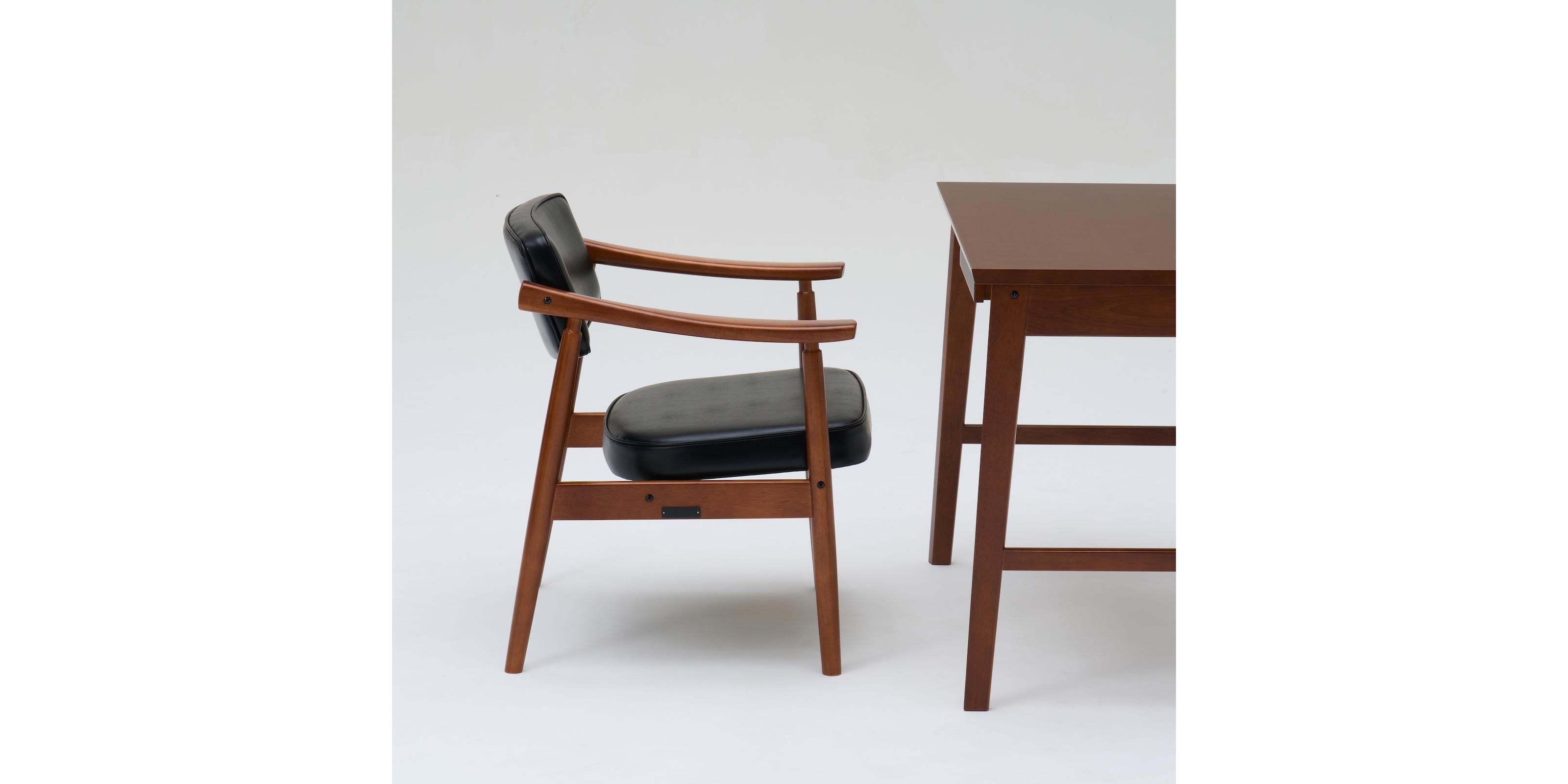 カリモク60 Dチェア・スタンダードブラック | D&DEPARTMENT