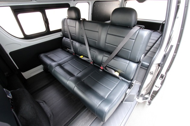 収納スペースを確保してバイク2台の積載を実現！8ナンバーキャンピング