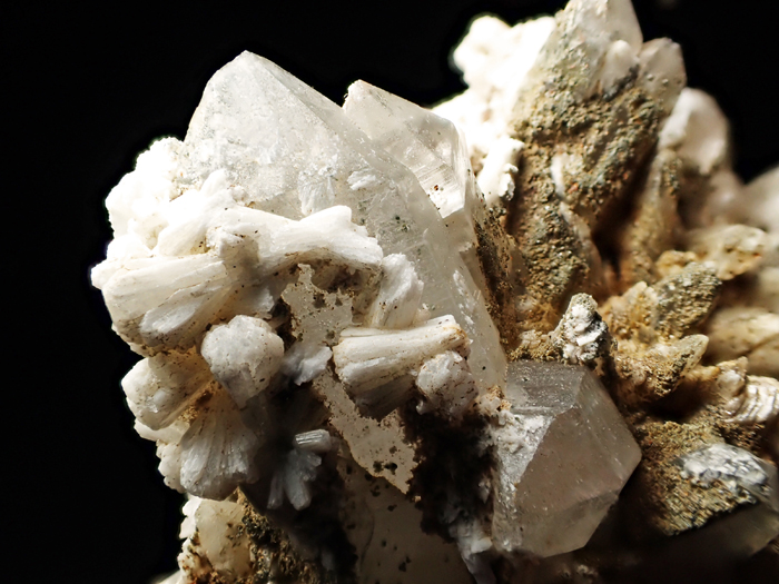 神奈川県玄倉産 水晶＆束沸石 (Quartz & Stilbite / Japan) - 鉱物標本