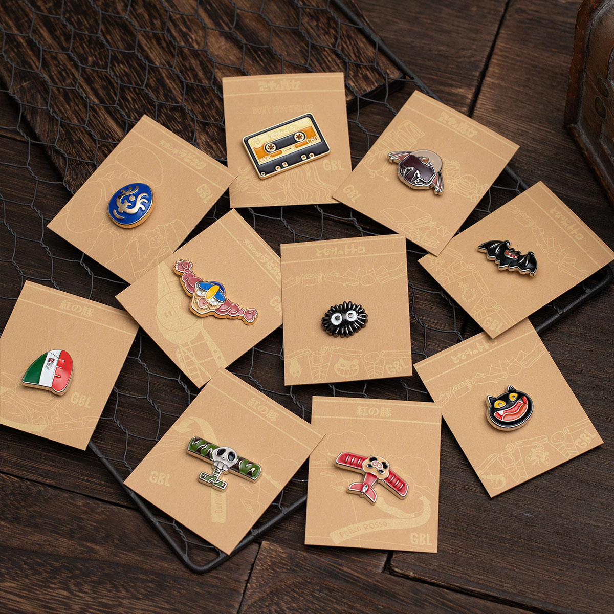 GBL】紅の豚 デザインピンバッジ マンマユート団 | どんぐり共和国そら