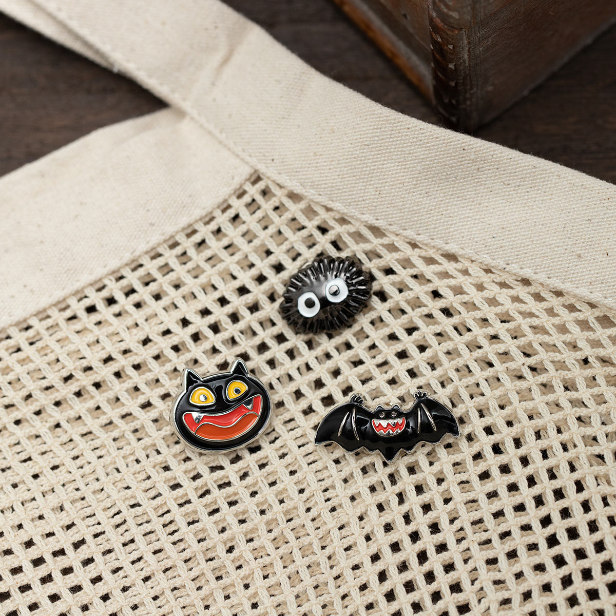 GBL】アーヤと魔女 デザインピンバッジ カセットテープ | どんぐり