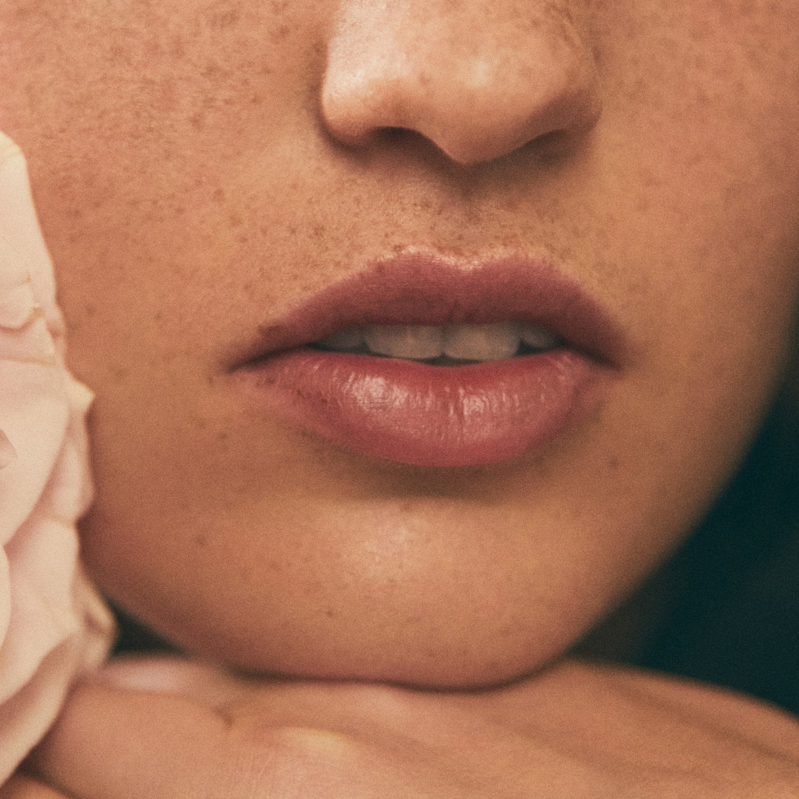 Eau de Parfum SUR TES LÈVRES. E.Q. | Unisex Floral Fragrance