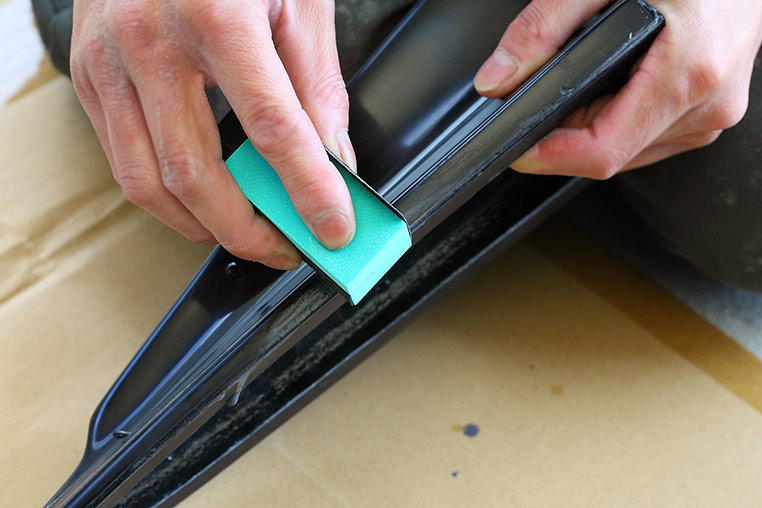 FRPパーツの塗装方法を、下地処理からプロに教わる