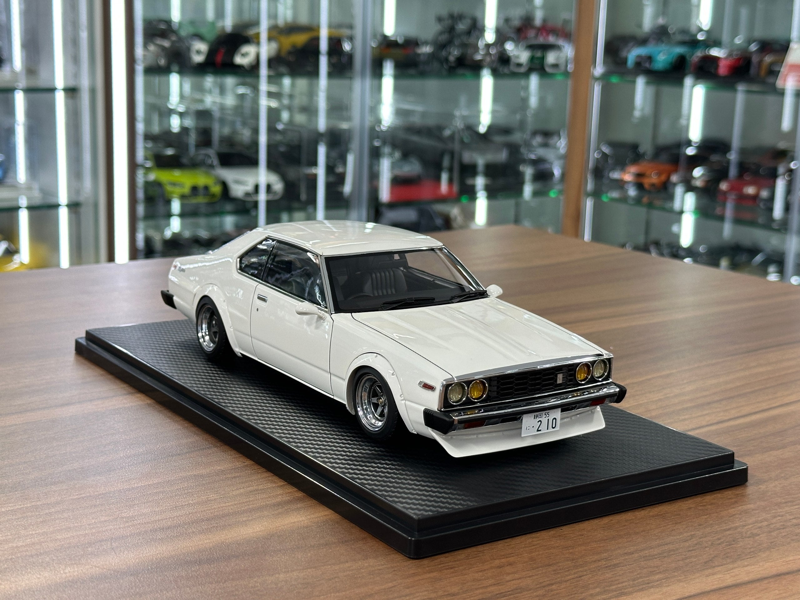 1/18 Diecast Nissan Skyline 2000 GT-R White Ignition model